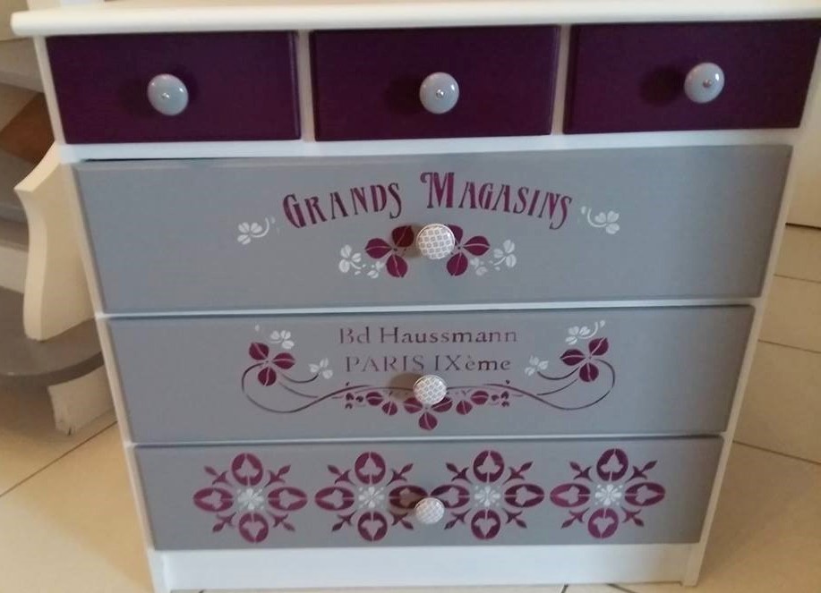 commode-gris-aubergine-texte-grangs-magasins