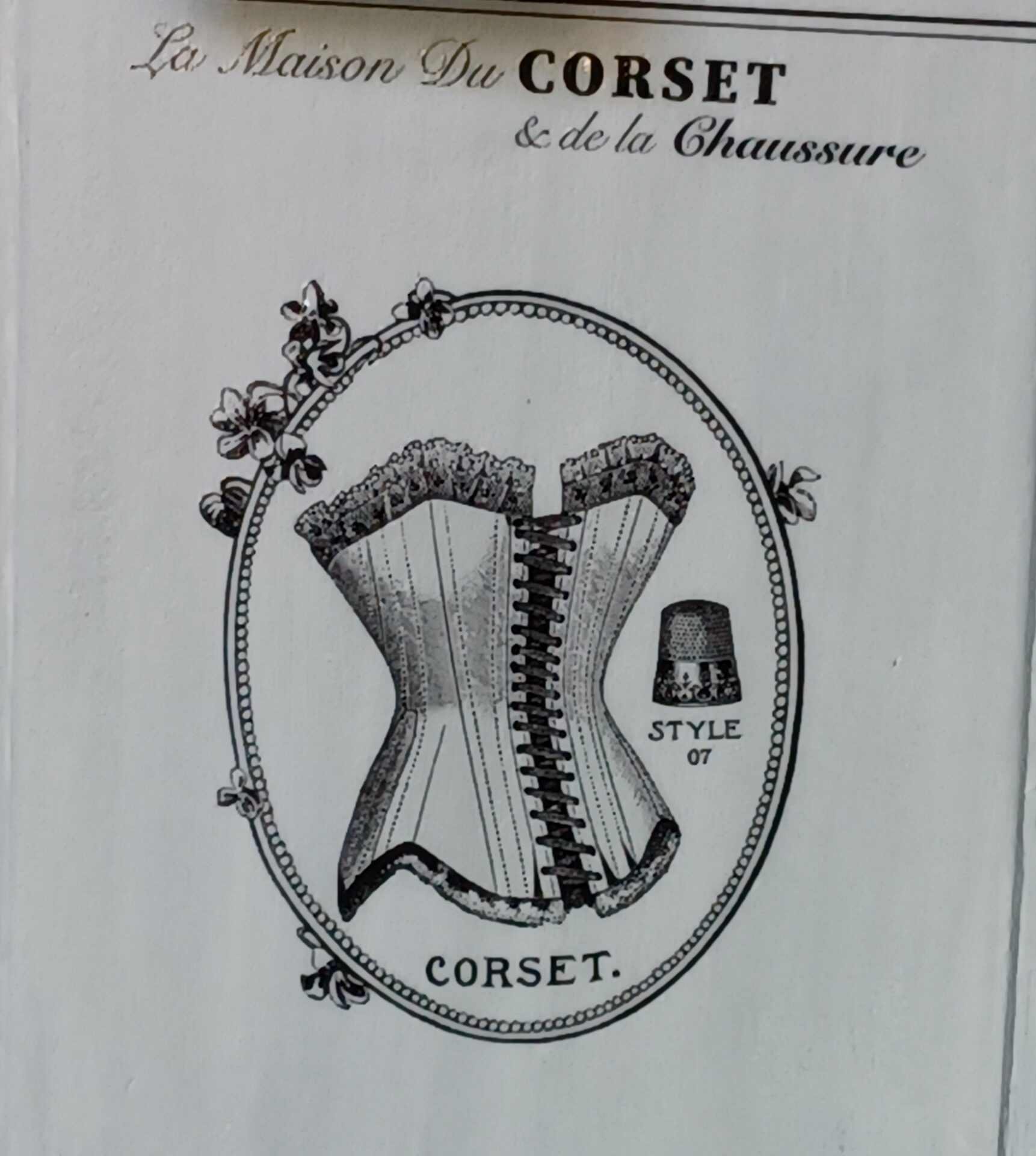 porte-manteau-style-maison-de-couture-corset