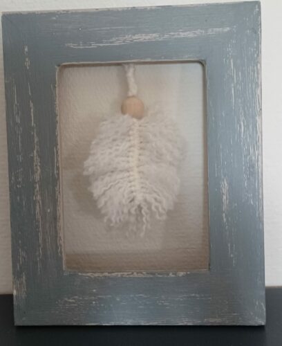 cadre-déco-effet-shabby-bleu-desert-avec-plume-macramé-laine